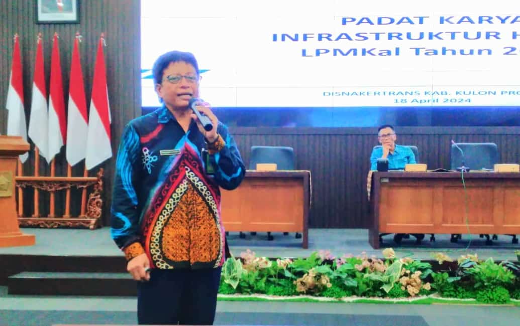 KERJA NYATA: Kepala Disnakertrans Kabupaten Kulon Progo Bambang Sutrisno saat menjelaskan mekanisme penggunaan program padat karya. (Dokumentasi Disnakertrans Kulon Progo)