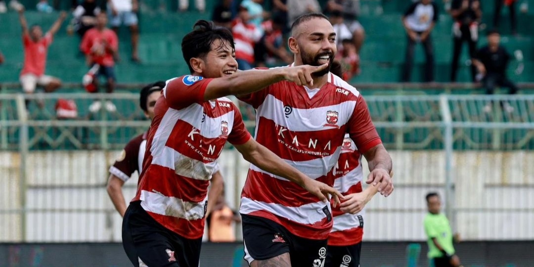 DUO: Selebrasi dua pemain Madura United yang mampu mencetak gol ke gawang PSM Makassar (ig maduraunited.fc)
