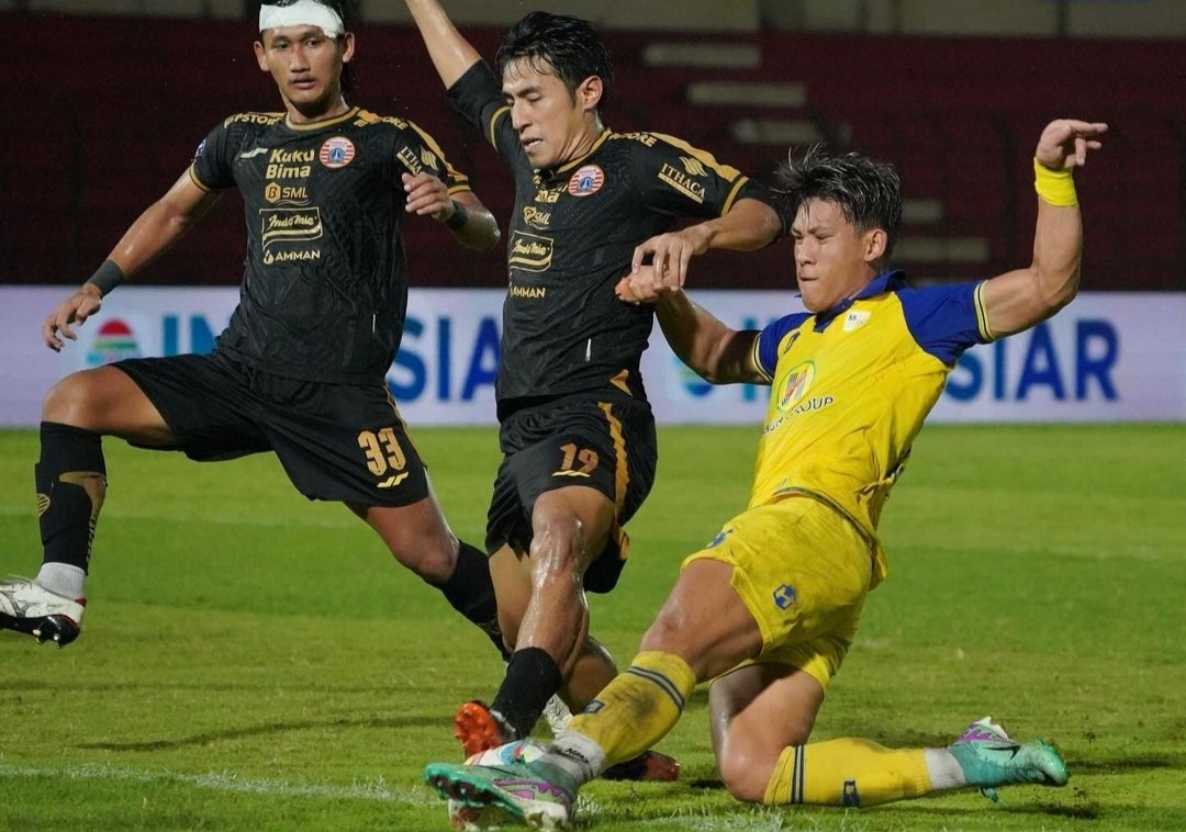 Pemain Barito Putera mencoba berebut bola melawan pemain Persija (ig psbaritoputeraofficial)