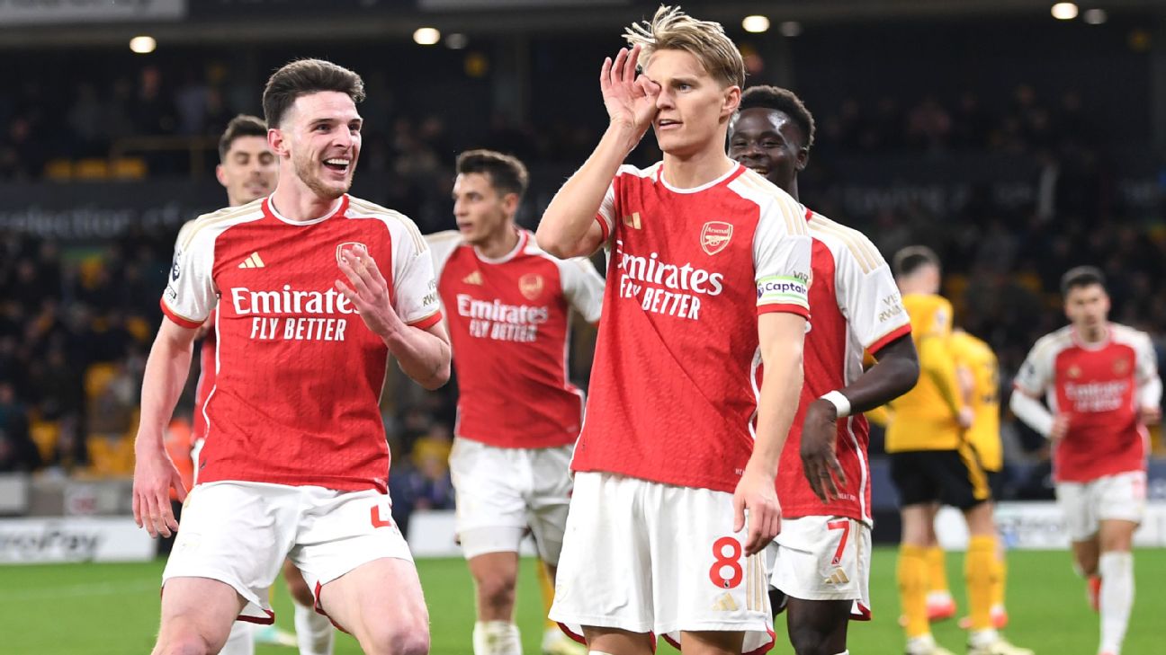 KOMPAK: Para pemain Arsenal rayakan gol yang dicetak Martin Odegaard untuk memastikan kemenangan atas Wolves di Molineux Stadium