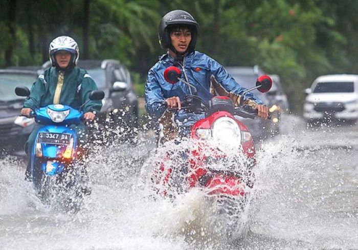 Ternyata melewati genangan air di jalan ada pasalnya