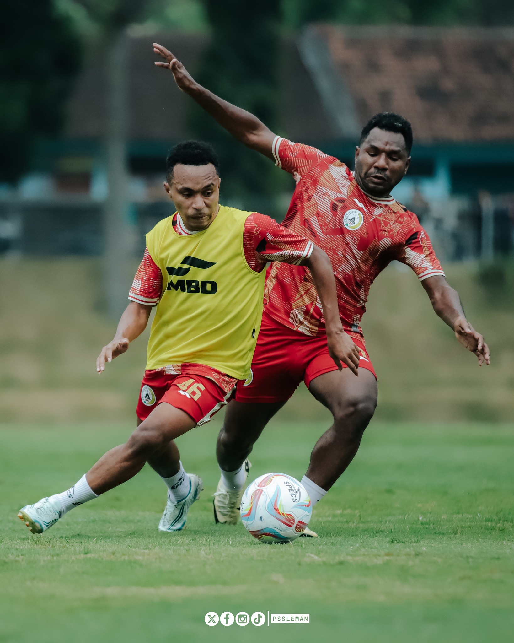 SERIUS: Dua pilar PSS Sleman Ricky Cawor dan Rivaldo Ferre berebut bola dalam latihan di Lapangan Pakembinangun Sleman.(DOKUMEN PSS SLEMAN)