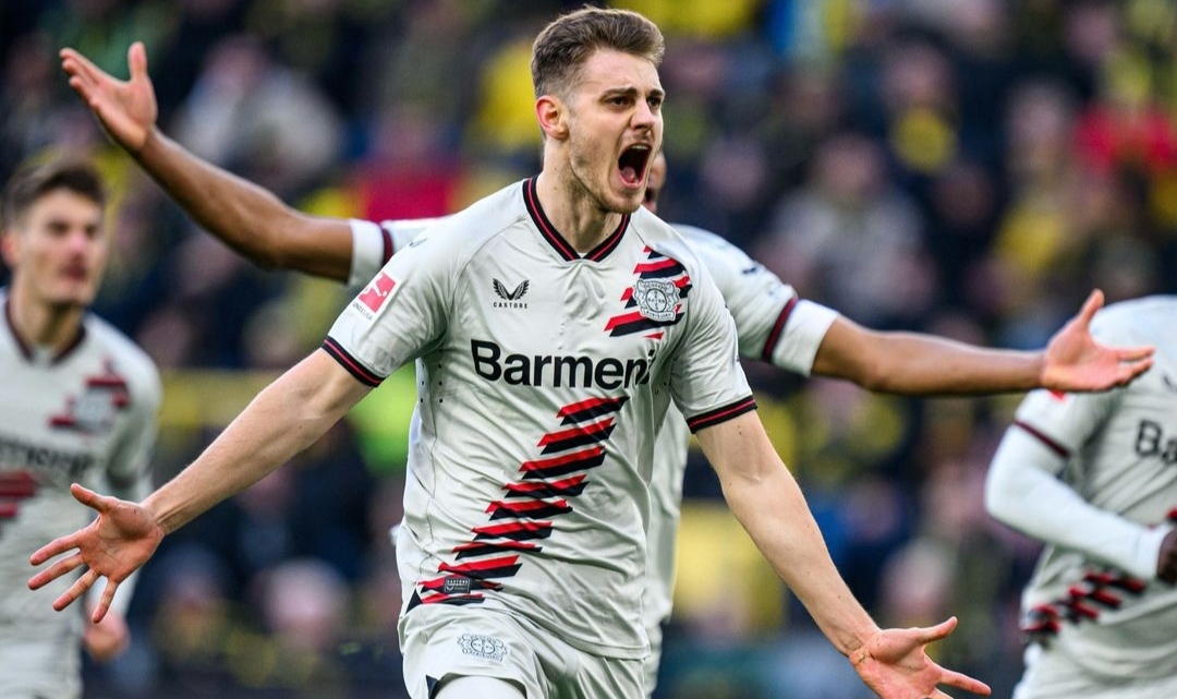 GEMBIRA: Josip Stanisic rayakan gol ke gawang Borussia Dortmund dan amankan rekor tak terkalahkan Bayer Leverkusen (ig bayer04fussball)
