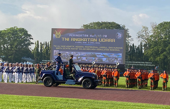 KHIDMAT: Upacara Peringatan HUT Ke 78 TNI Aangkatan Udara yang diselenggarakan di Kompleks AAU Adisucipto, Jogja kemarin (22/4).&nbsp;