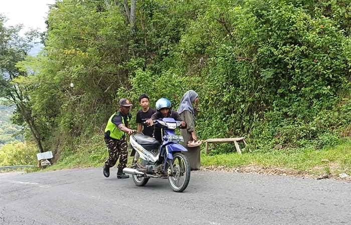 DIDORONG: Kendaraan tidak mampu menanjak saat melintas di Tanjakan Clongop, Gunungkidul.
