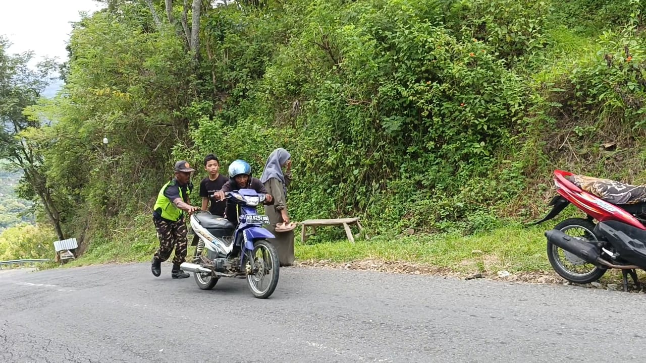 Kendaraan tidak mampu menanjak saat melintas di Tanjakan Clongop, Gunungkidul.