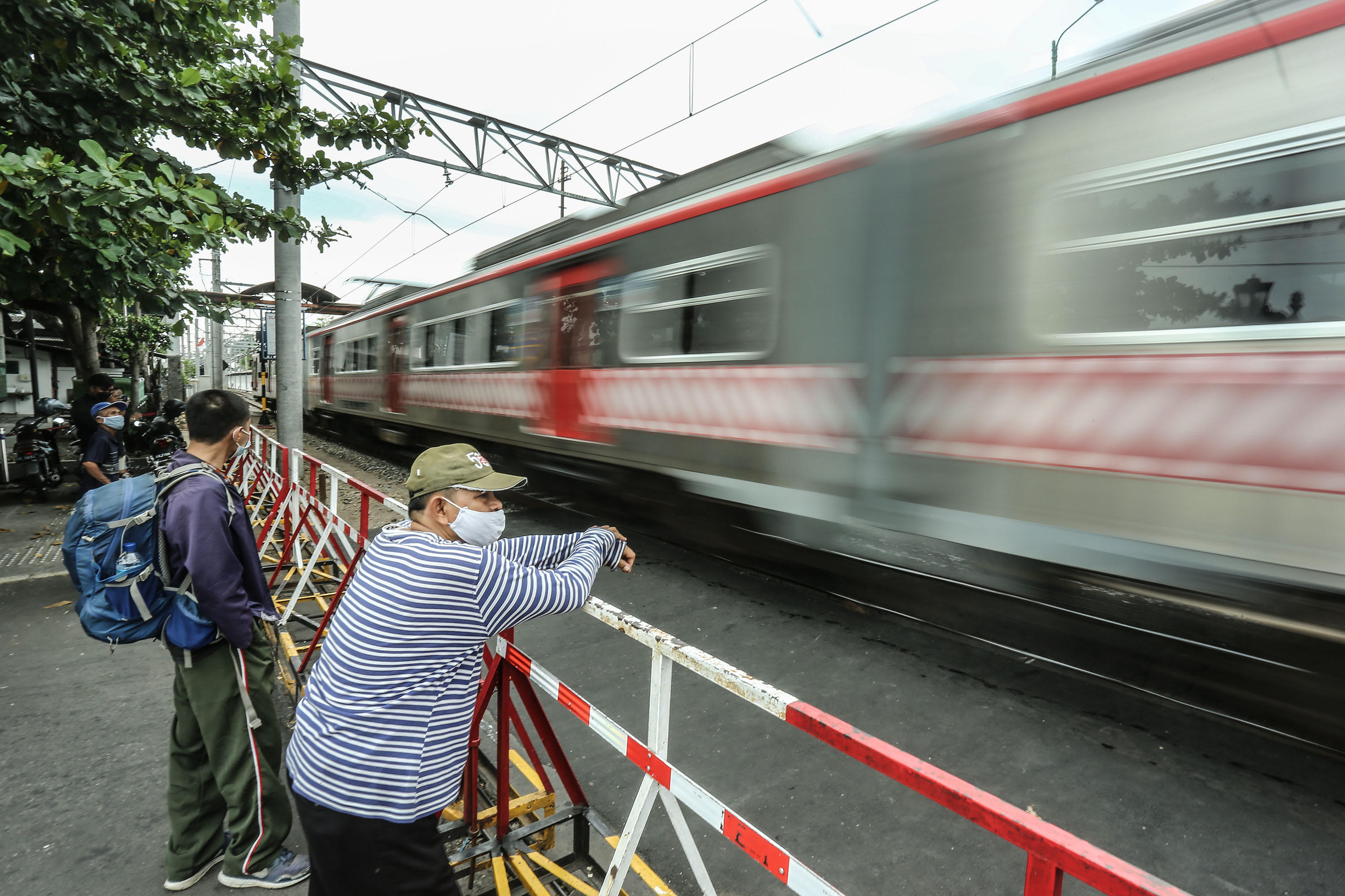 TUMBUH POSITIF: Warga dan wisatawan menyaksikan kereta melintas di tetek Malioboro kemarin (22/4). (ELANG KHARISMA DEWANGGA/RADAR JOGJA)