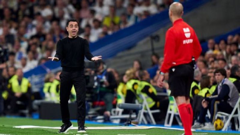 Xavi Hernandez layangkan protes terhadap wasit usai kekalahan atas Real Madrid dalam derbi El Classico di La Liga (GETTYIMAGES)