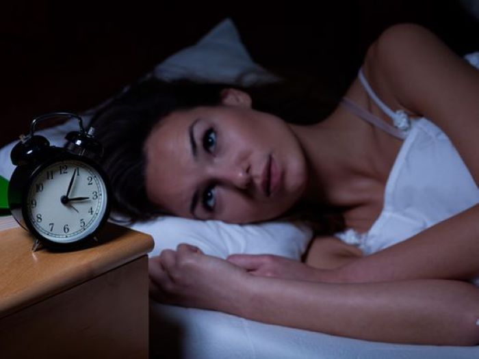 Ilustrasi perempuan mengalami kesulitan tidur