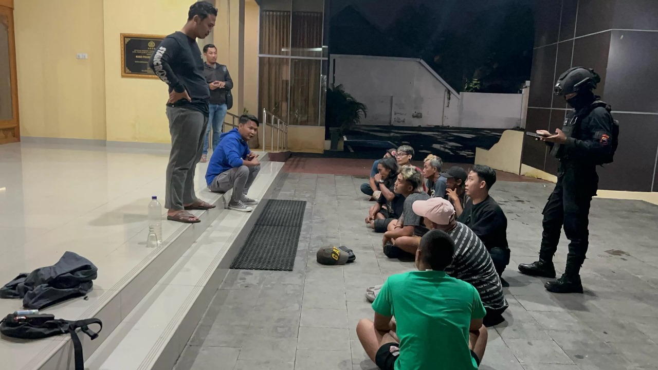 Polisi mengamankan para pelaku perusakan dan penganiayaan di Joglo, Banjarsari, Solo, Senin (22/4/2024).