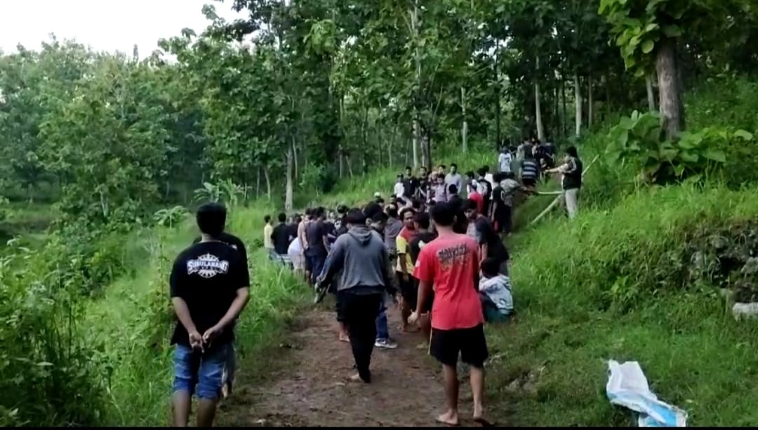 Evakuasi terhadap korban yang tewas si sungai Kalongan, Padukuhan Pacar 2