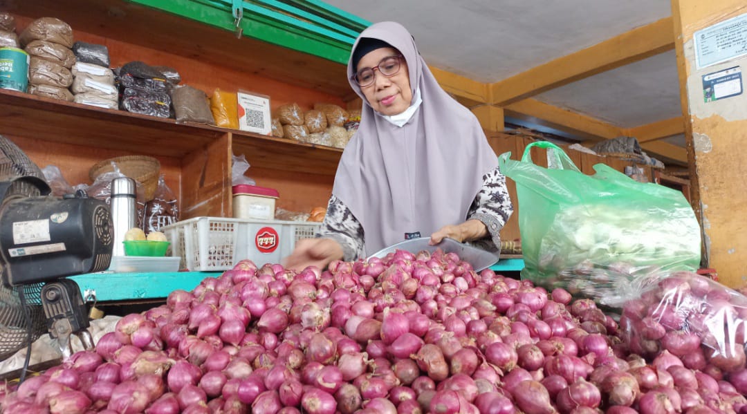 LARIS: Pedagang bawang merah Endang Mujiwati di Pasar Beringharjo Jogja.