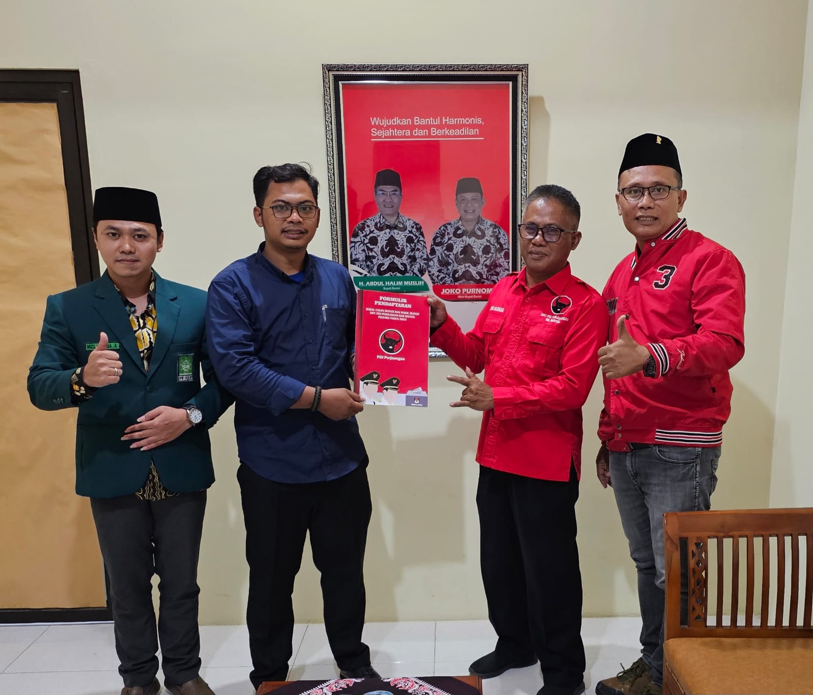 SIAP: Pengurus DPC PKB Bantul Muhammad Syafikudin dan Muslim Fidia Atmaja mengambil formulir pendaftaran calon bupati Bantul di Pilkada 2024 di kantor DPC PDIP Bantul, Selasa (23/4). (DPC PDIP Bantul)