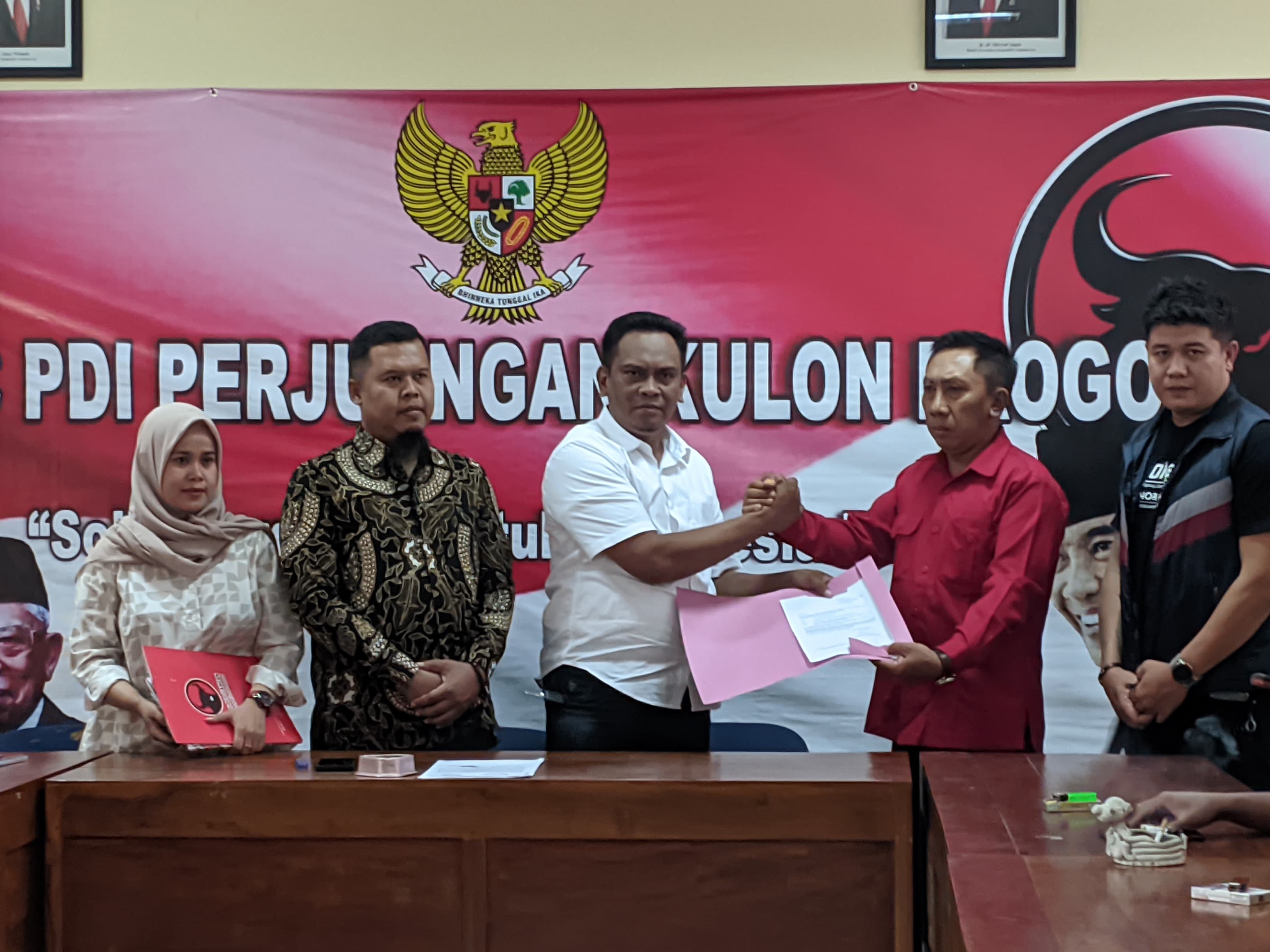 NIAT BAIK: Tim sukses Novida Kartika Hadi menyampaikan surat ke DPC PDIP Kulon Progo Selasa (23/4).