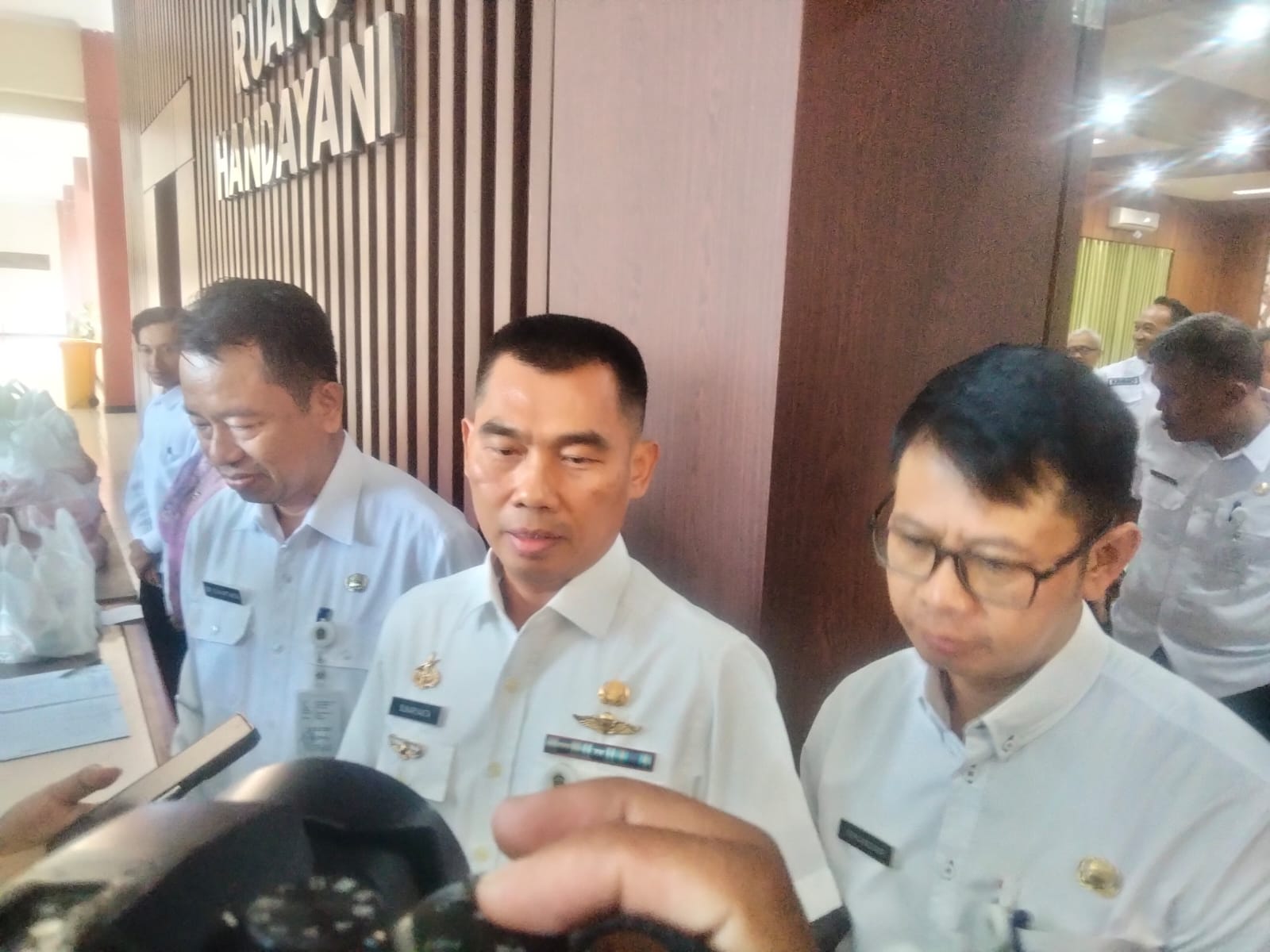 MAJU: Bupati Petahana Gunungkidul Sunaryanta saat diwawancarai awak media.