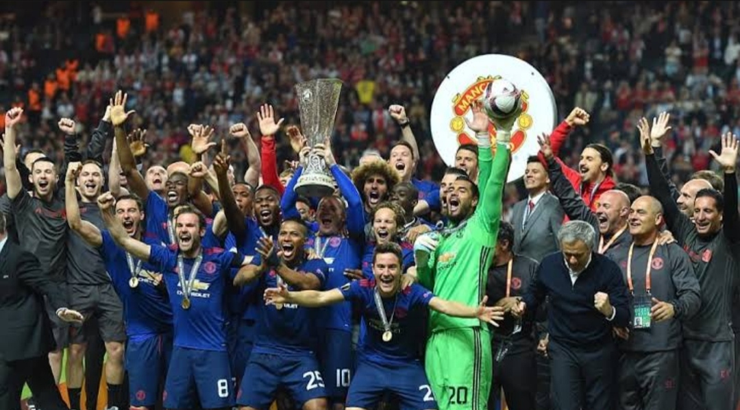 JUARA: Manchester United rayakan gelar dibawah asuhan Jose Mourinho