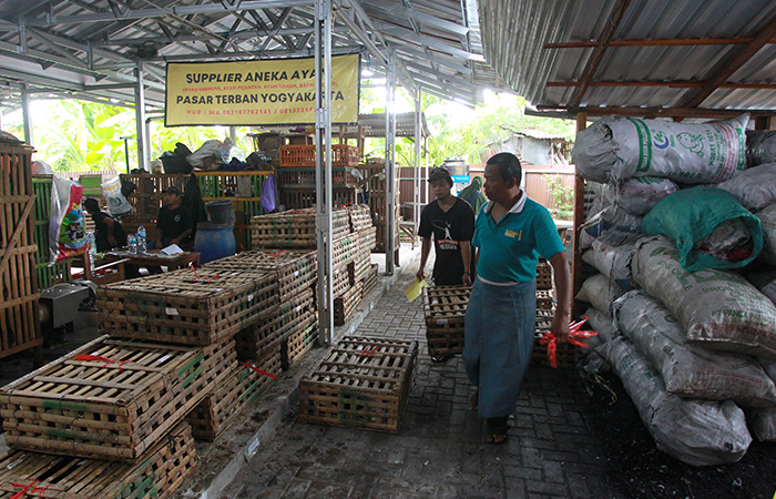 MENGGELIAT: Pedagang Pasar Terban beraktivitas di shelter sementara di Jalan Babaran, Pandeyan, Umbulharjo, kemarin (23/4).