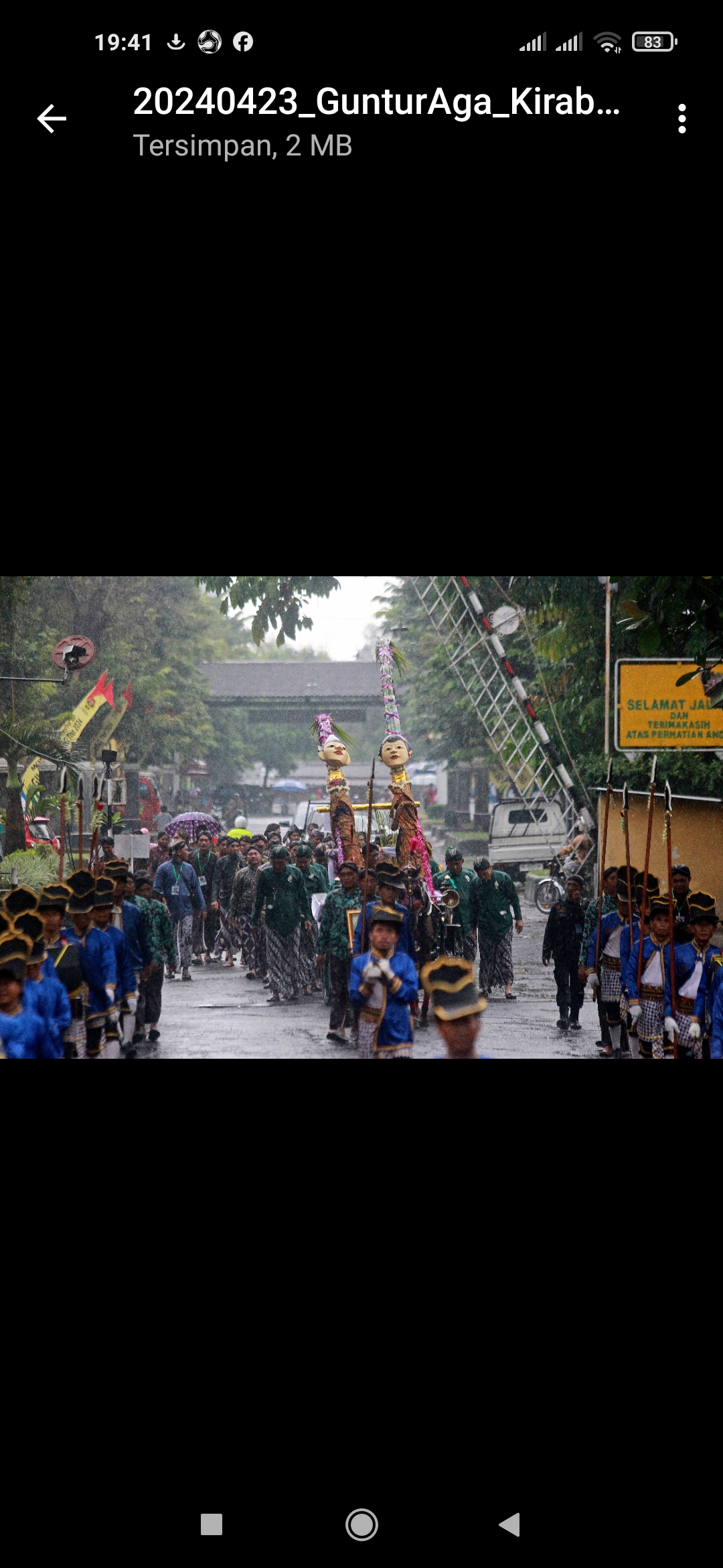 MULAI: Arak-arakan pengantin tebu Kyai Buda dan Nyai Manis saat upacara tradisional cembengan atau tebu manten di kompleks Pabrik Gula Madukismo, Bantul, Selasa (23/4).