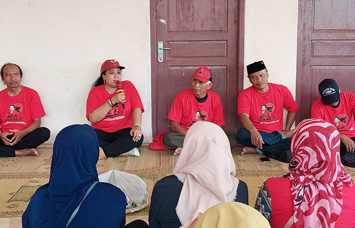 Ketua DPC PDIP Gunungkidul Endah Subekti bersama kader-kader partainya.Dokumentasi DPC PDIP Gunungkidul