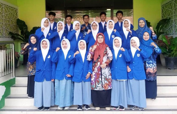 LOLOS: Kepala MAN 2 Kulon Progo Hartiningsih dengan peserta didik peserta kompetisi Olimpiade Penelitian Siswa Indonesia (OPSI) 2024.
