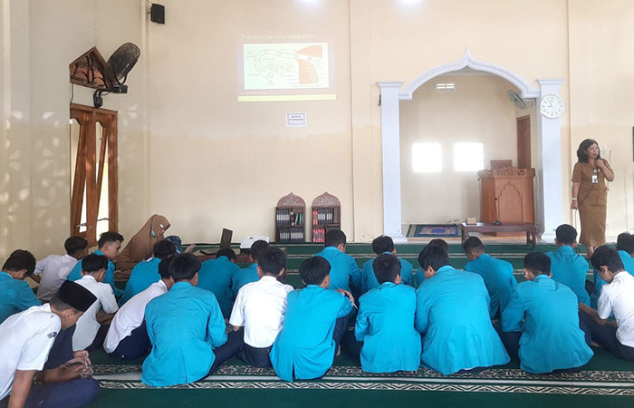 PENTING: Hari pertama masuk sekolah siswa MTs Negeri 5 Gunungkidul mengikuti sosialisasi kesehatan reproduksi dari Puskesmas Ngawen II.