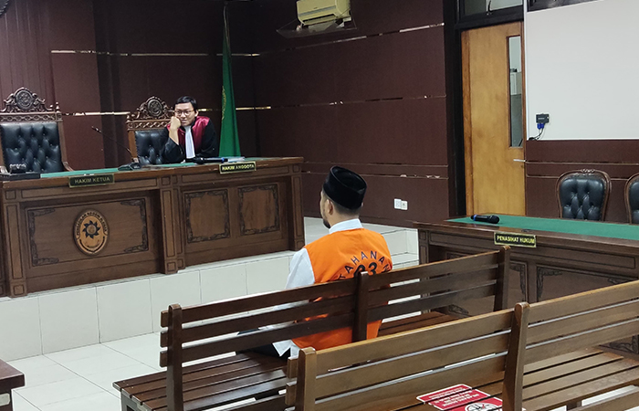 SENDIRIAN: Elwizan Aminudin menjalani sidang dakwaan di Pengadilan Negeri (PN) Sleman, Rabu (3/4).
