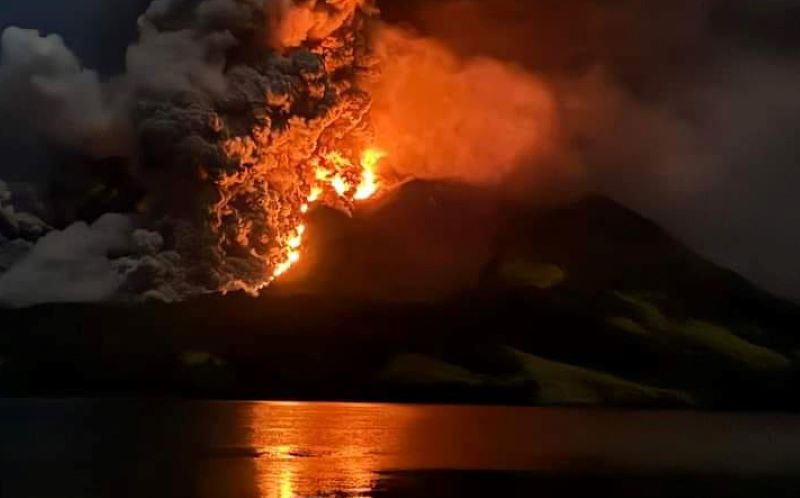 Erupsi Gunung Raung pada pukul 01.30 WIB, Rabu (17/3/2024).