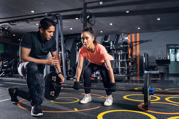 ilustrasi seseorang melakukan aktivitas di gym