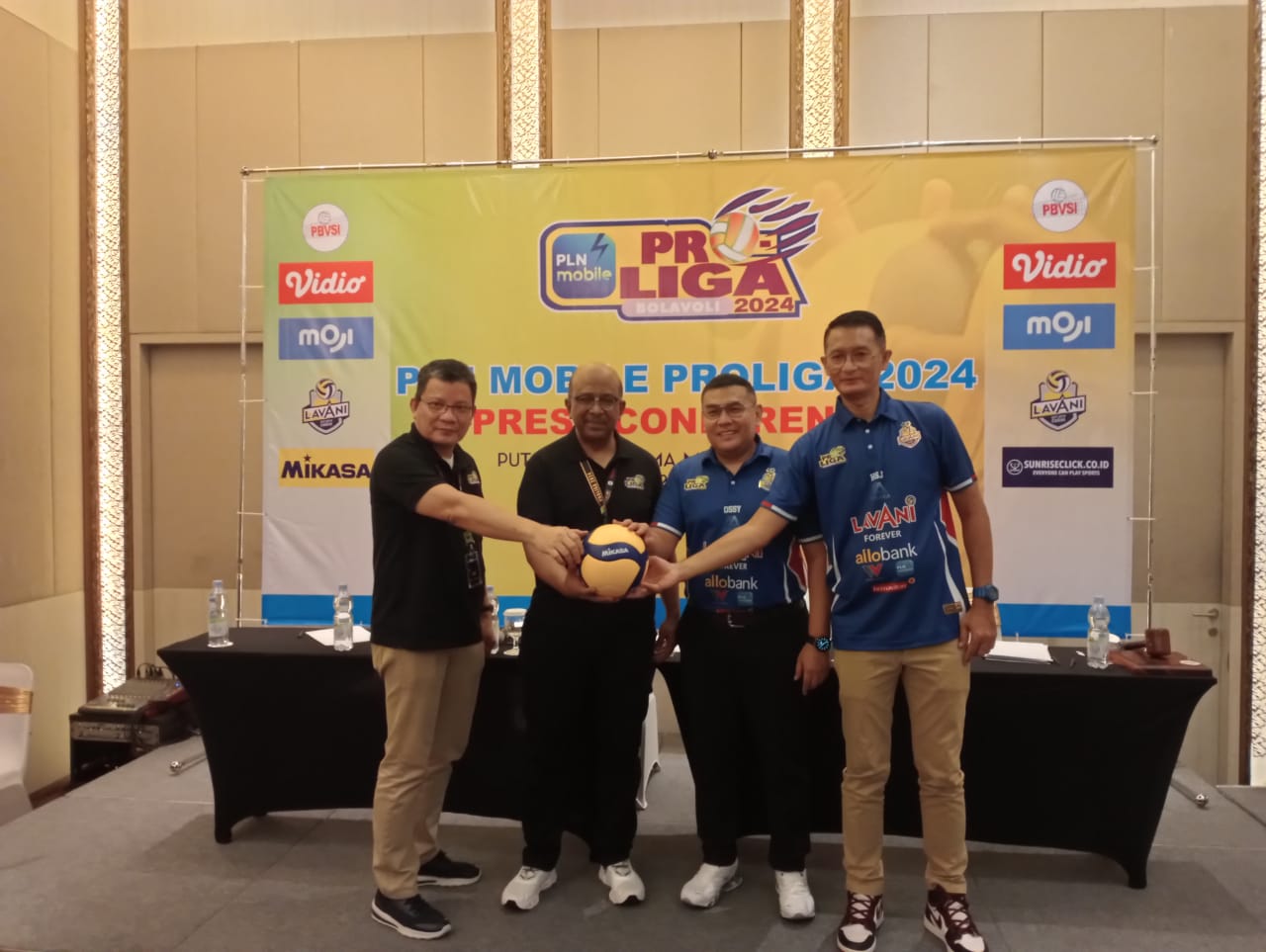 TERTINGGI: Direktur Proliga Hanny S. Surkatty bersama Manajer LavAni Ossy Dermawan dalam konferensi pers di Artotel Suites Bianti Jogja, Rabu (24/4).