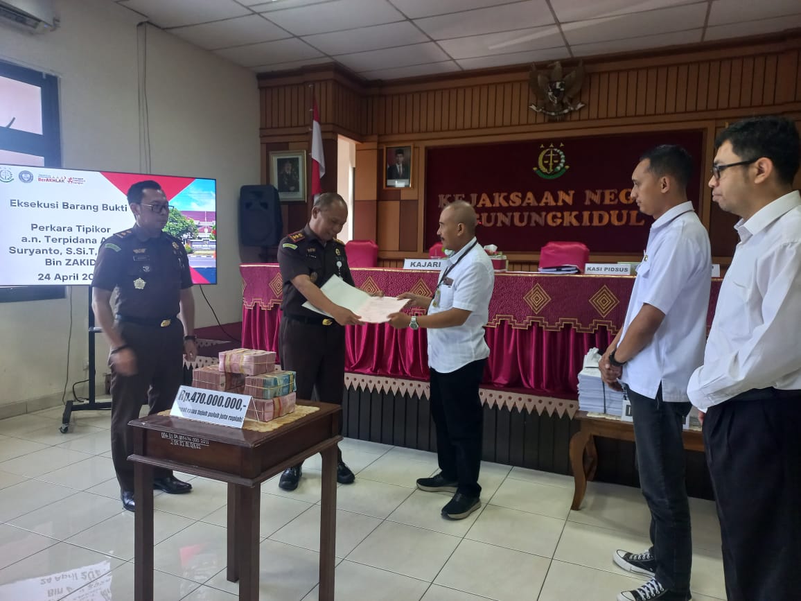 TUNTAS: Kejari Gunungkidul mengembalikan uang sitaan hasil korupsi mantan Direktur RSUD Wonosari dan ASN Pemkab Gunungkidul, Rabu (24/4).