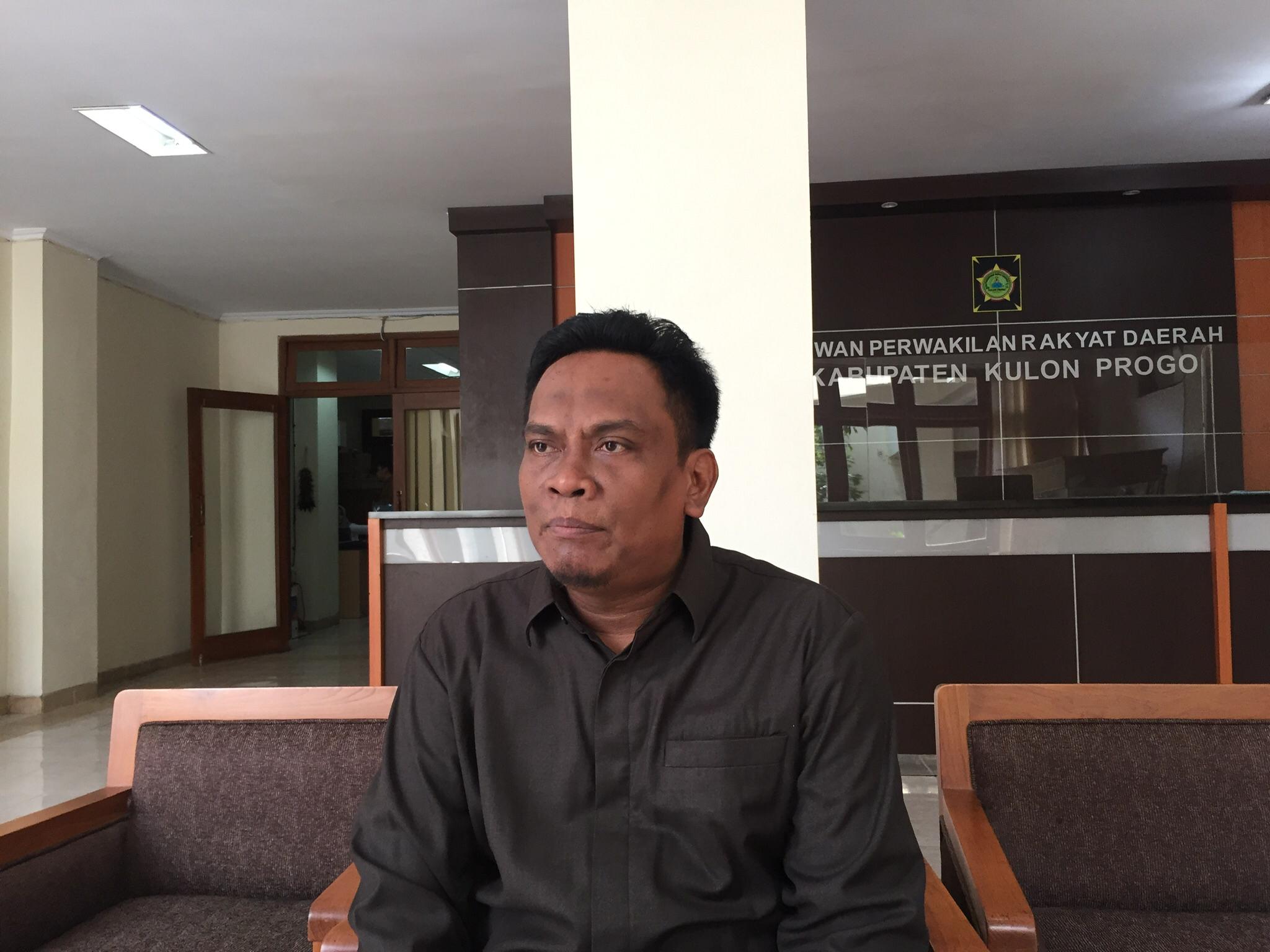 TEGAK LURUS: Aris Syarifudin saat menjelaskan perihal pendaftaran bakal calon dalam Pilkada Kulon Progo 2024.