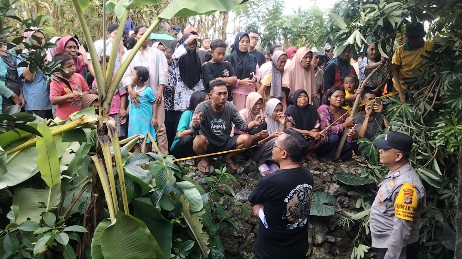 TERBUKA: Warga menyaksikan proses rekonstruksi pembunuhan sadis di Dadapayu, Semanu, Gunungkidul, Rabu (24/4) siang.