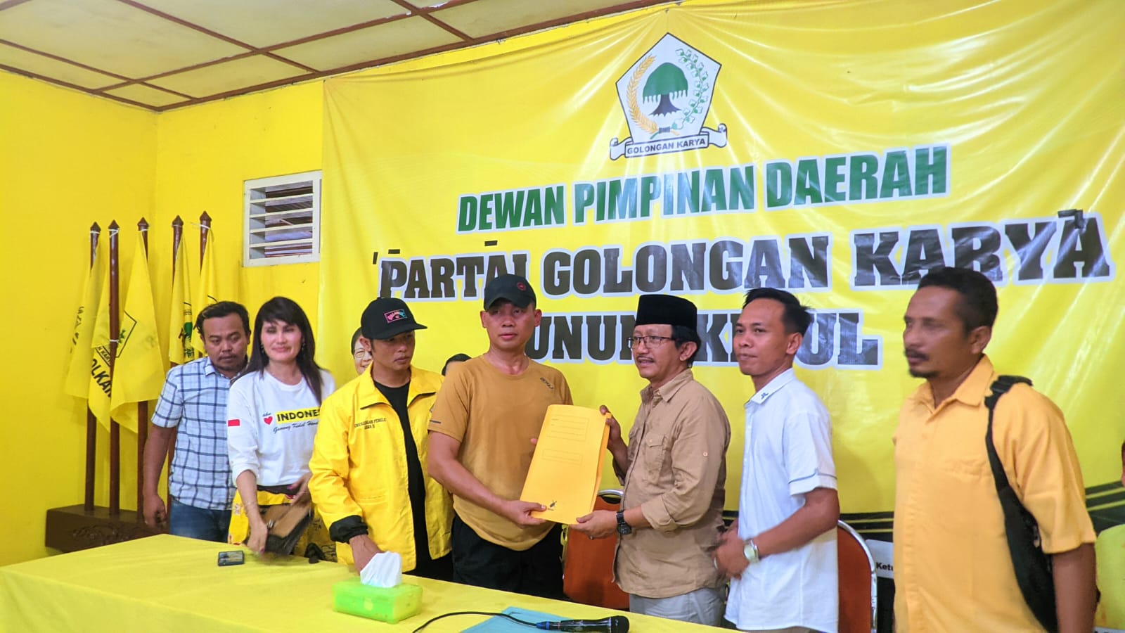 YAKIN: Bupati Gunungkidul Sunaryanta menyerahkan formulir pendaftaran bakal calon bupati ke Ketua DPD Golkar Heri Nugroho, Rabu (24/4).
