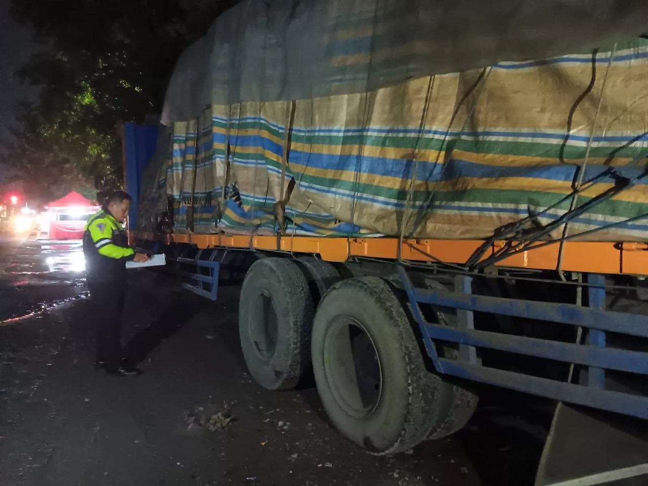 Anggota Unit Gakkum Satlantas Polres Klaten periksa truk yang terlibat laka di Jalan Solo-Jogja, Delanggu,Klaten, Selasa (24/4/2024) malam.