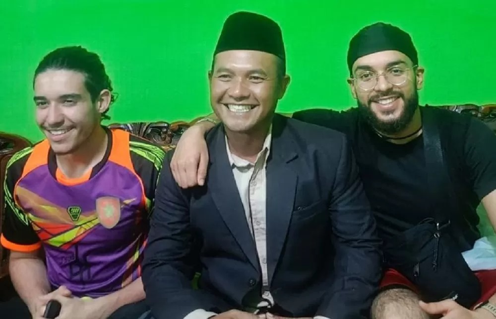 Dua mahasiswa asal Jerman Youssef Sabatelli dan Amin Azirar bersama warga Dusun Panggungan, Desa Wonolelo, Kecamatan Sawangan, Kabupaten Magelang
