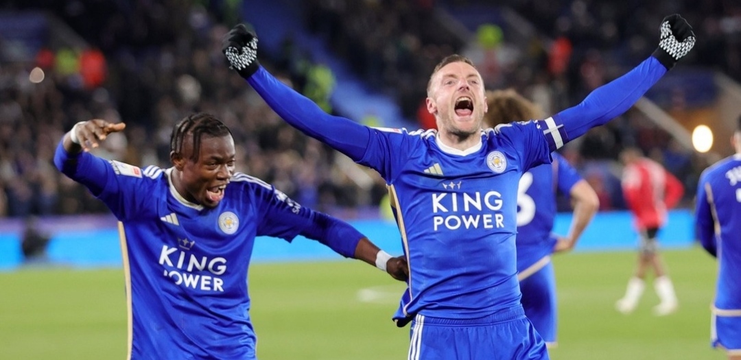 BAHAGIA: Abdul Fatawu dan Jamie Vardy rayakan gol bagi Leicester City saat taklukkan Southampton 5-0 (ig lcfc)