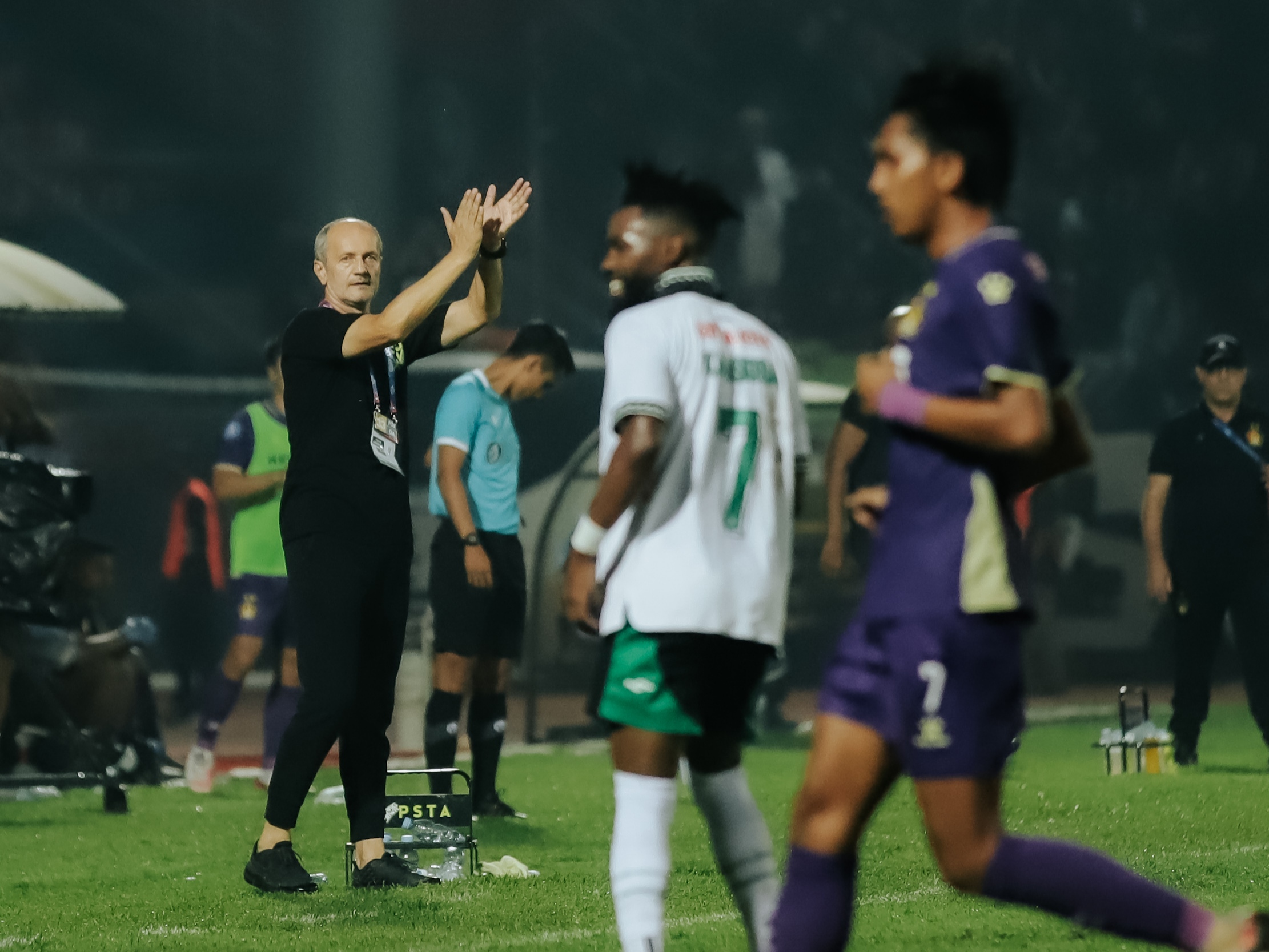 DRAW: Pelatih PSS Sleman Risto Vidakovic saat melawan Persik Kediri dalam kompetisi BRI Liga 1 2023/2024, Rabu (24/4) malam.