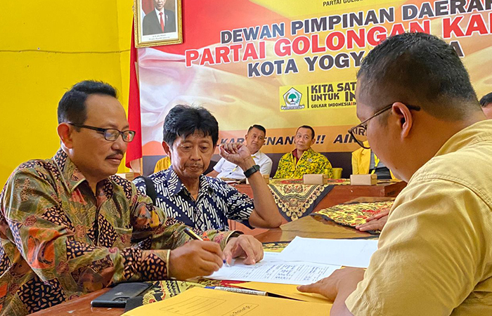 OPTIMISTIS: Heroe Poerwadi melakukan pengembalian berkas penjaringan bakal calon wali Kota Jogja di Pilkada 2024 di Kantor DPD Partai Golkar Kota Jogja, (24/4).Agung Dwi Prakoso / Radar Jogja.&nbsp;