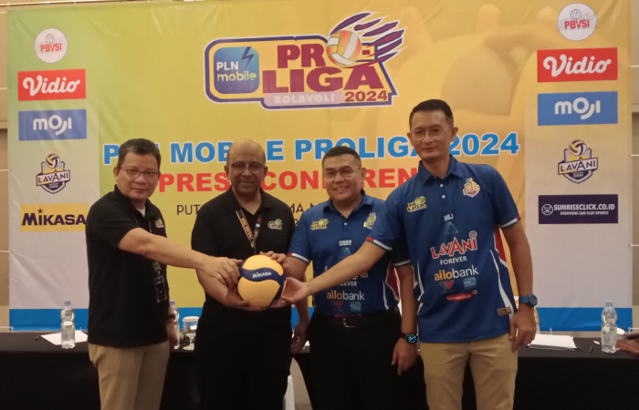 SIAP TANDING: Direktur Proliga Hanny S Surkatty berfoto bersama Manajer LavAni Ossy Dermawan dan jajaran di konferensi pers di Artotel Suites Bianti Jogja, (24/4).Rizky Wahyu/Radar Jogja