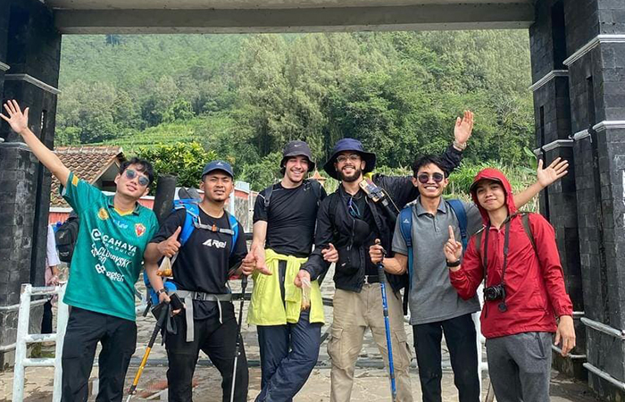 SEMRINGAH: Dua WNA asal Jerman dan Luksemburg serta empat warga Sawangan saat mendaki Gunung Andong, Selasa (23/4).Adnan Nur untuk Radar Jogja