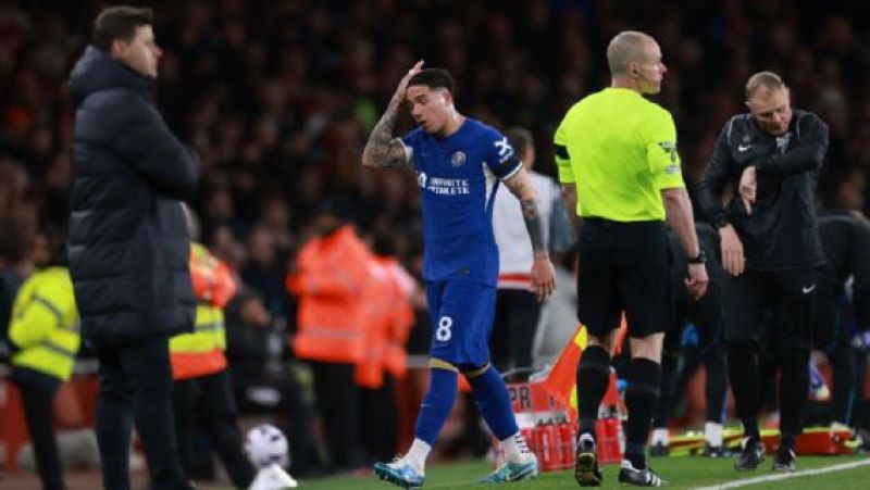 Enzo Fernandez terlihat tinggalkan lapangan saat digantikan oleh Trevoh Chalobah dalam kekalahan 5-0 atas Arsenal (GETTY IMAGES)