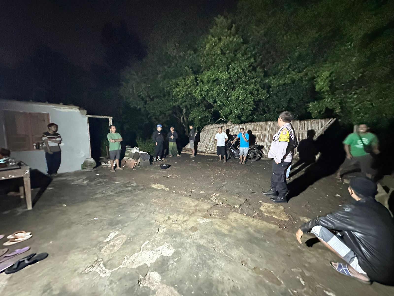 Keadaan rumah seorang warga Pajangan Bantul yang roboh, dua anaknya nyaris terkubur reruntuhan