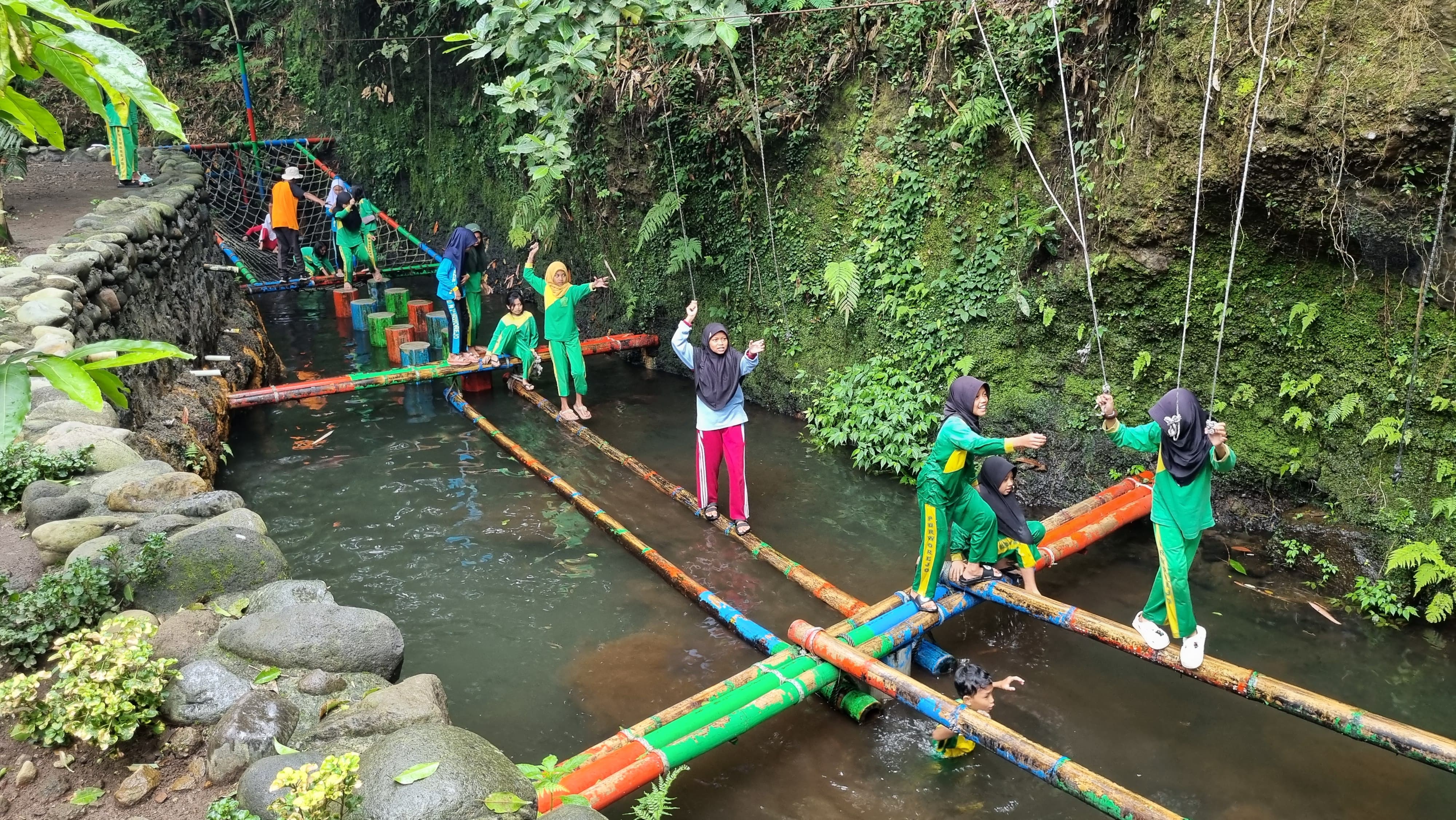 Segenap anak-anak SDN Purworejo, Pakem Sleman saat mengikuti rangkaian capacity building rekreasi dan edukasi air yang diinisiasi oleh tim dari mahasiswa UII.