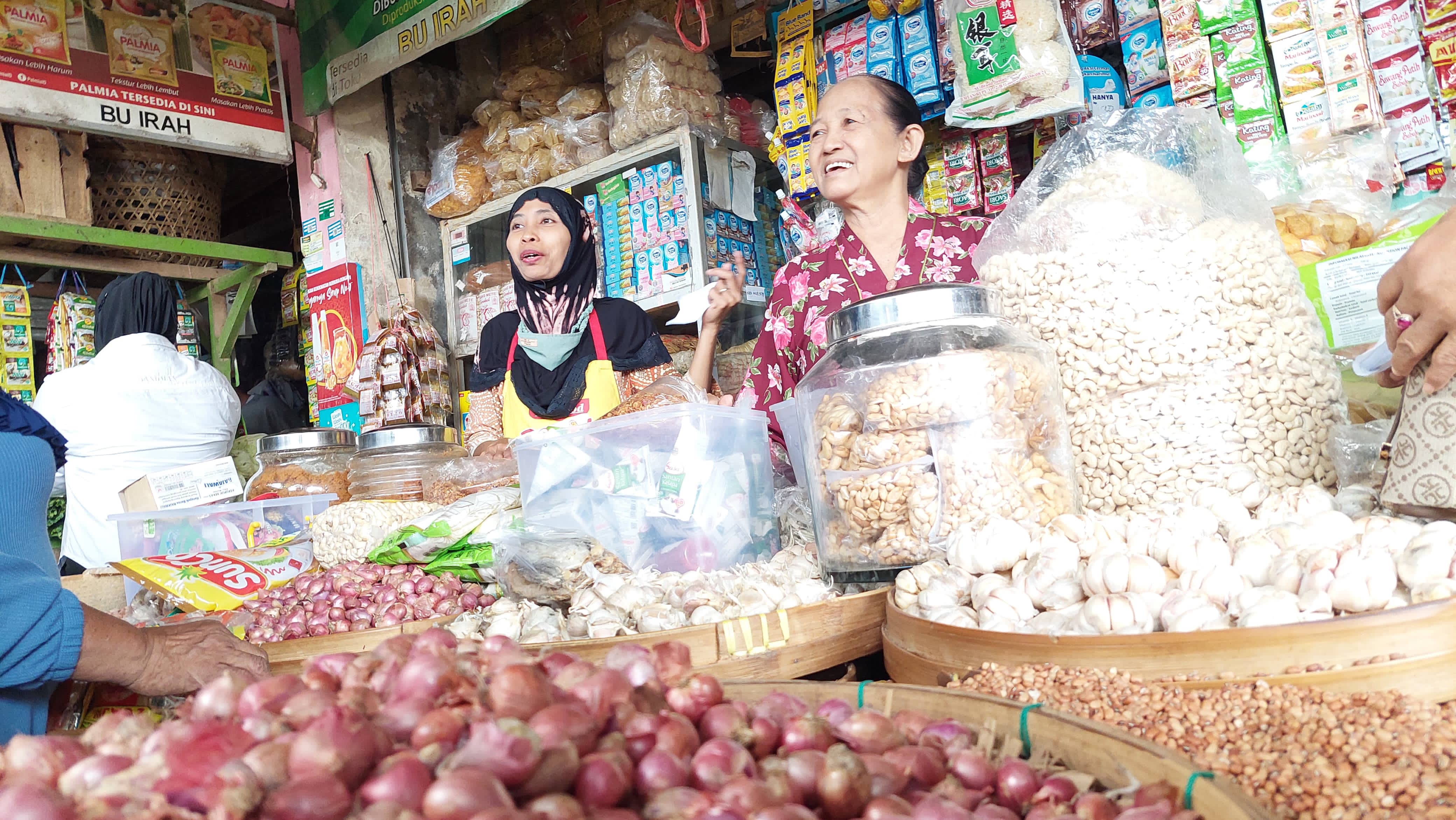Penjual bawang merah di Pasar Wates menawarkan dagangannya.