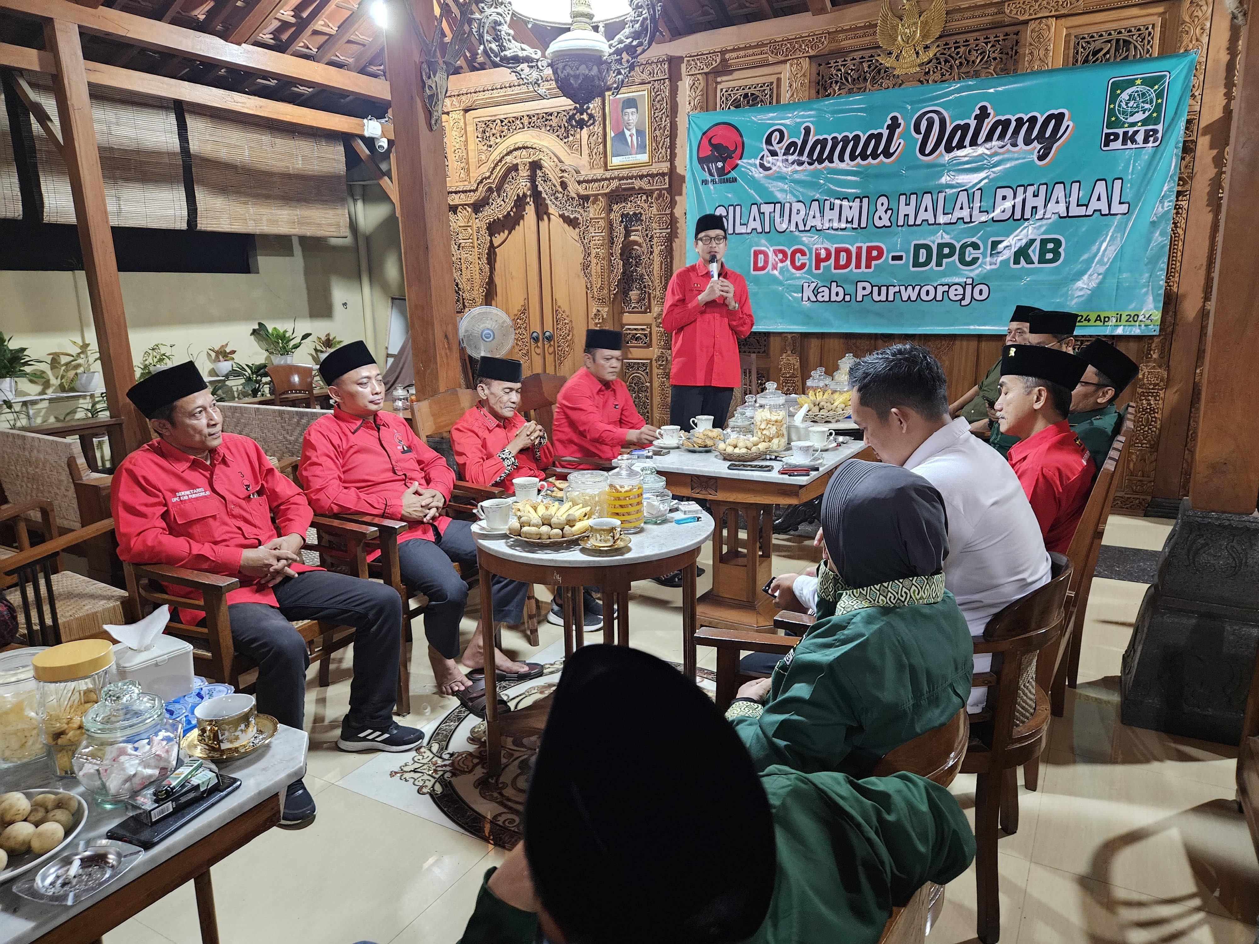 Pertemuan kader PDI Perjuangan dan PKB Purworejo di pendapa pertemuan Desa Clapar, Bagelen, Purworejo, Rabu (24/4) malam.