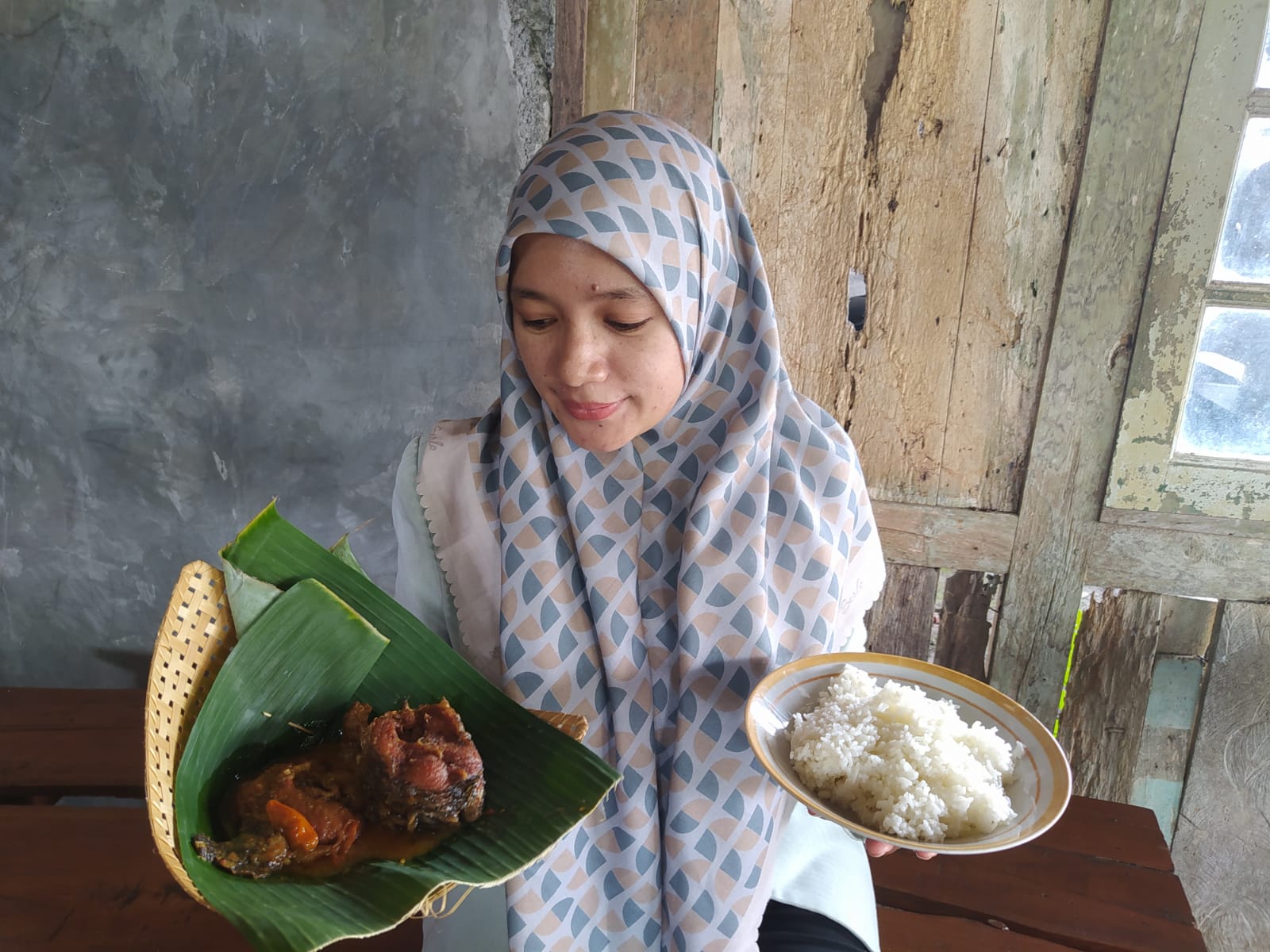 TAMPAK ENAK: Di kedai&nbsp;Mangut&nbsp;Pintjoek Dusun&nbsp;Tapen, Pagersari ini&nbsp;terdapat beberapa olahan&nbsp;mangut&nbsp;iwak kali. Favoritnya adalah mangut bulus.