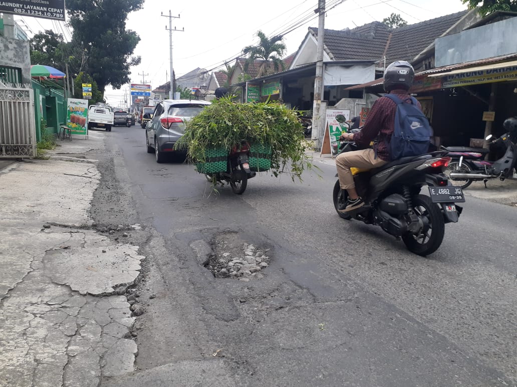 BOLONG : Kondisi lubang-lubang jalan yang ada di Jalan Damai, Sariharjo, Ngaglik, Sleman, pada Kamis (25/4).