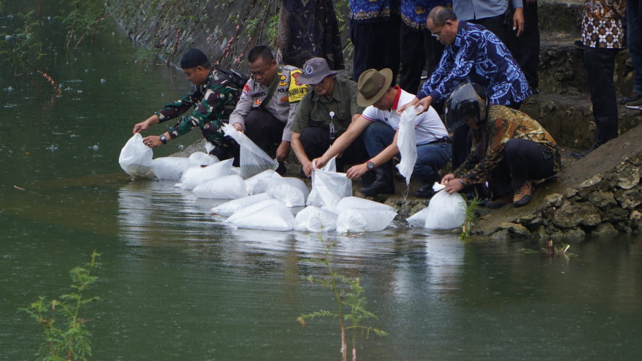 ALAM: Proses tabur benih ikan oleh Bupati Gunungkidul Sunaryanta dan jajarannya di Telaga Pudak, Panggang, Kamis (25/4). (Dokumentasi Pemkab Gunungkidul)