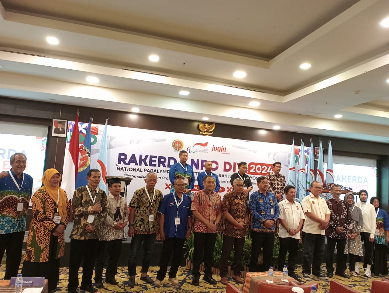 TARGET: Ketua NPC DIY Hariyanto dan Kepala BPO DIY Priya Santosa bersama peserta Rakerja NPC DIY di Prambanan Room Hotel Cavinton, Jogja, Kamis (25/4).