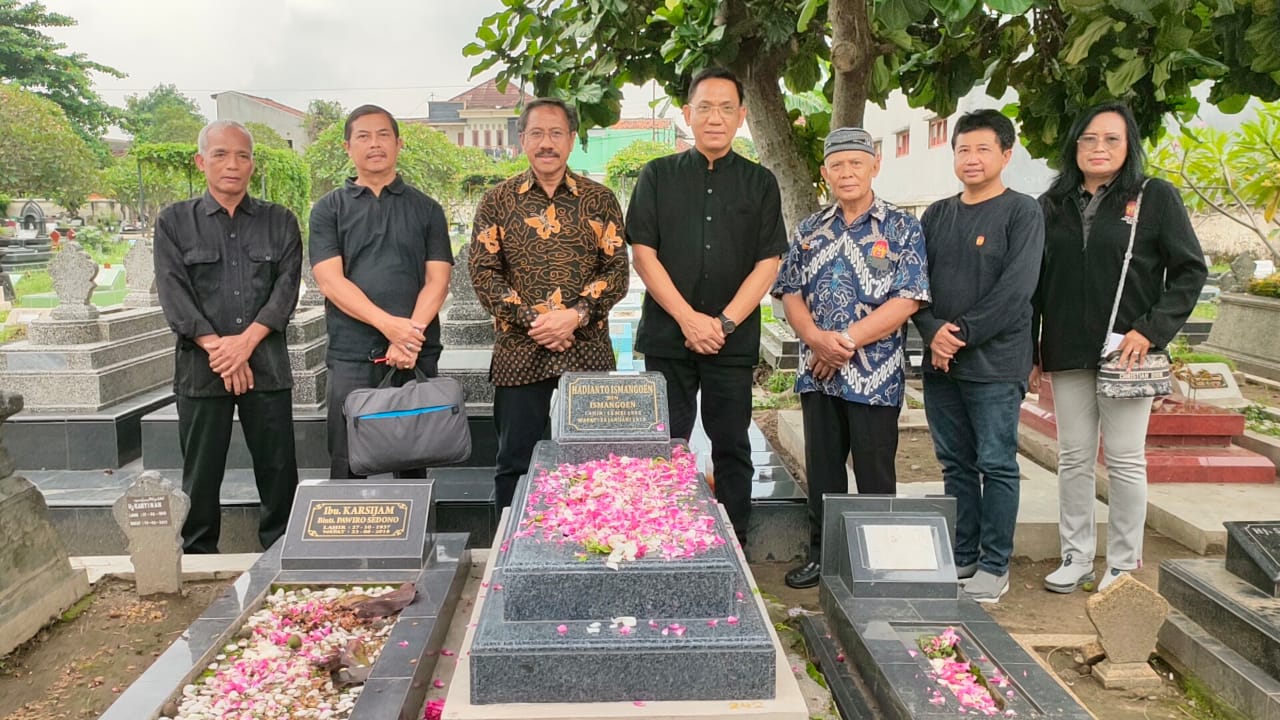 HORMAT: Pengurus KONI DIY melakukan ziarah ke makam dr Hadianto Ismangoen di Pemakaman Kuncen, Kamis (25/4). (Humas KONI DIY)